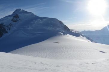 遥远的阿拉斯加山脉，前景有雪